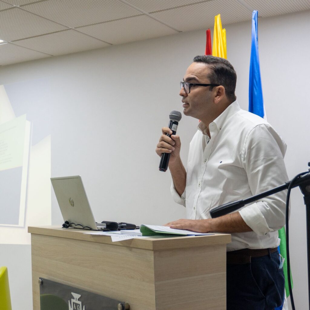 Personero de Montería hablando en auditorio