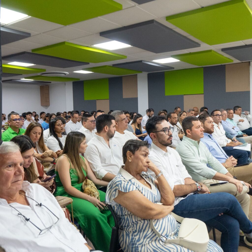 Público en auditorio escuchando al personero de montería